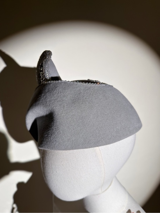 Vintage 80s Iconic Jack McConnell Crystal Trimmed Light Grey Felt Sculptural Hat main image 8